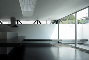 標準的なプランに多様な「窓」によって採光、空間、建物の表情が変化する住宅