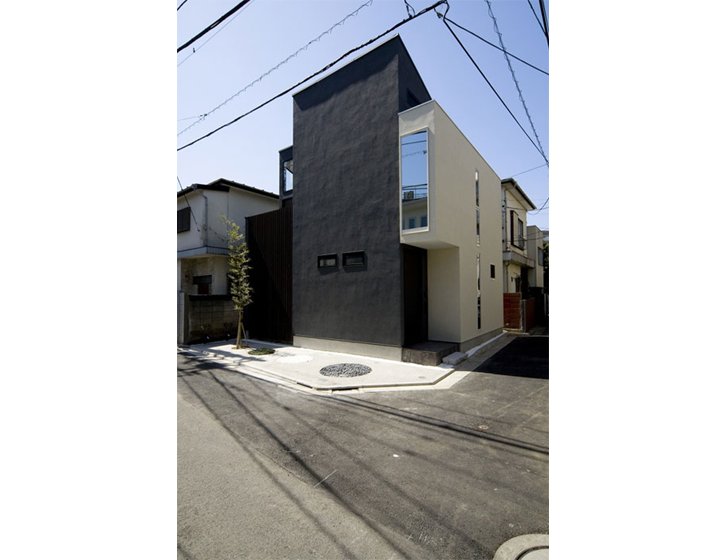 角地という立地から、それぞれの道路に対して2パターン表情を持たせました。