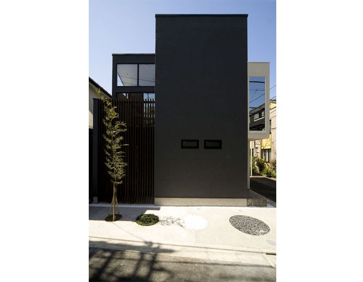 車庫スペースに黒砂利、白砂利、植込み、竹のサークルを設えています。