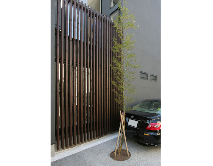 縦格子は1階の主寝室の目隠し、バルコ二ーの手摺として機能しています。