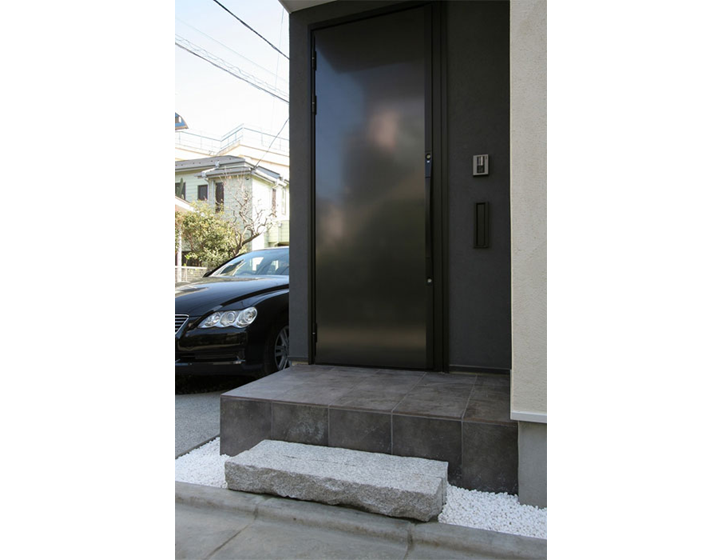 玄関手前に沓脱石を設け日本家屋っぽさを演出しています。