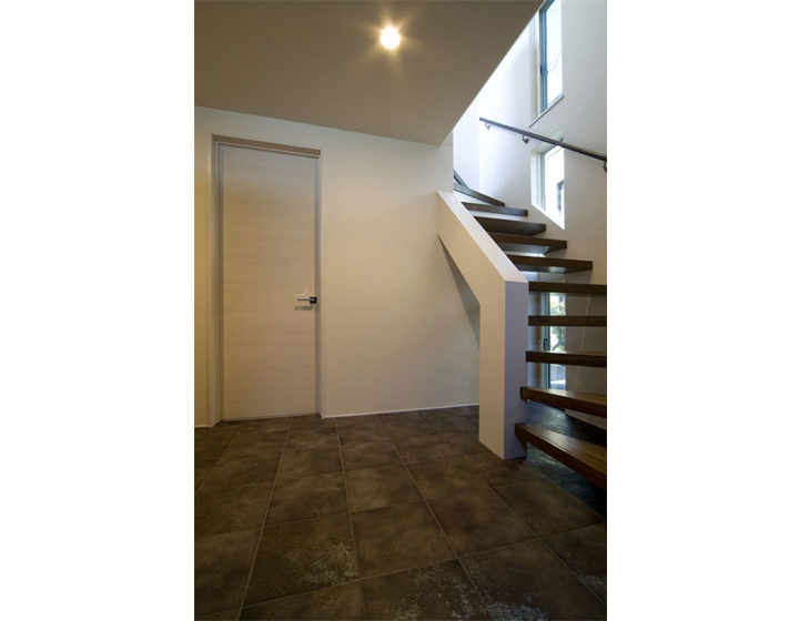 延べ面積約24坪にあえて6帖分の玄関、ホールを確保し「ゆとり」演出しています。