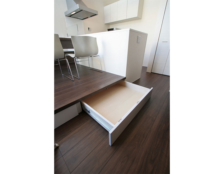 小上がりには無駄のないよう床下収納に。