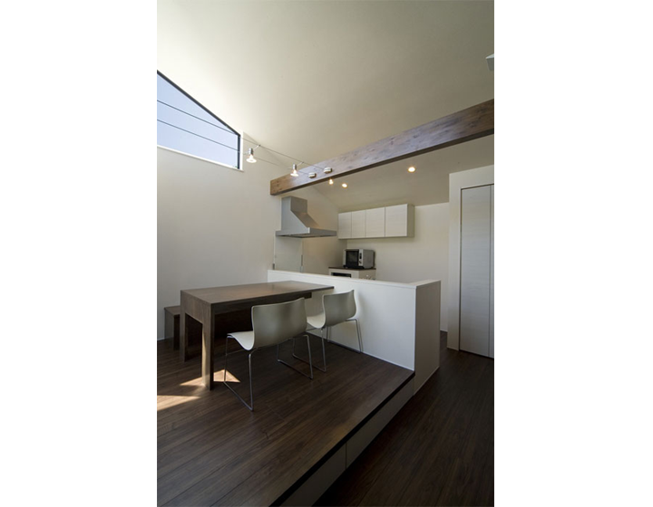 家族が集うダイニングは最高3.8mまで天井高さを確保。