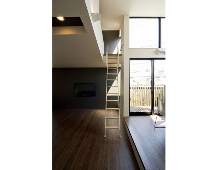 リビング上部にロフトへ上がるハシゴ。