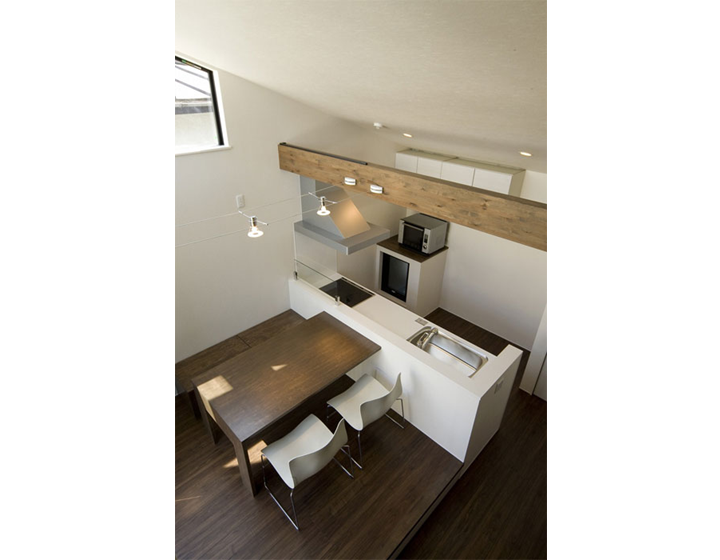 ロフトからキッチンをみる。ダイニングテーブルは大工さん製