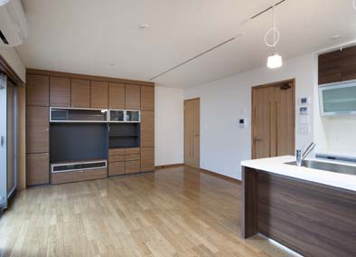 庭と連続感のあるダイニングルーム