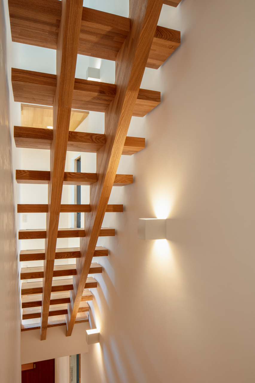 2本のささら桁で支える木製階段