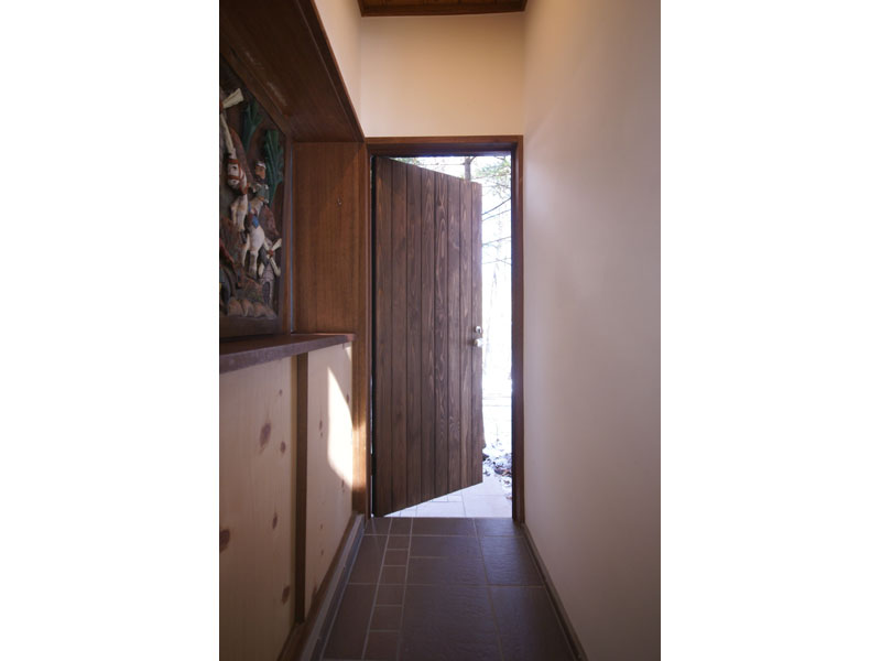 アルミから木製の玄関ドアに。
