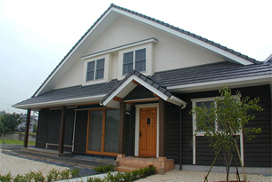 /reform-mitsumori/大きな切り妻屋根と深い軒が特徴です