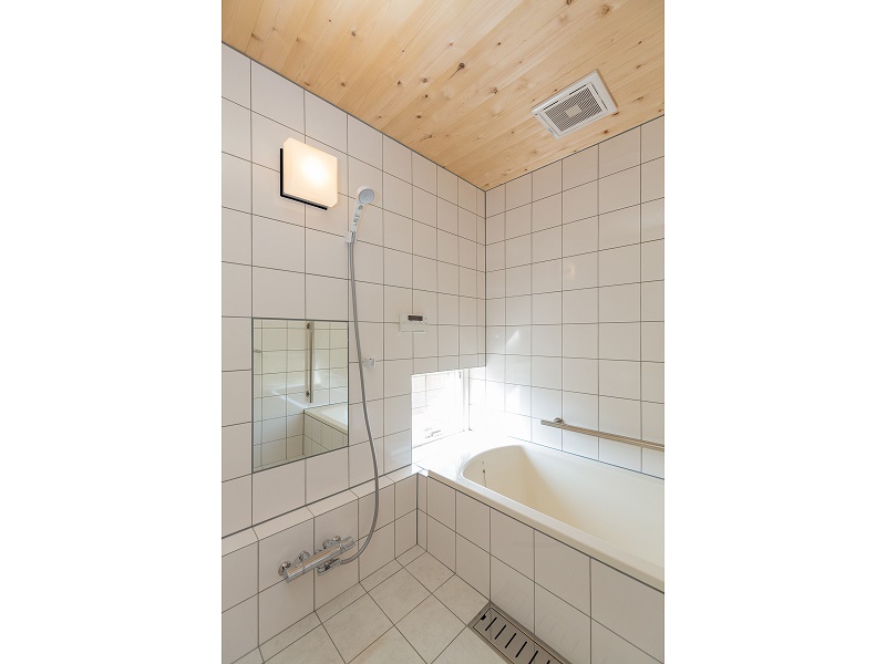 浴室は白いタイルと天井のヒバ板仕上で小さな窓からは坪庭が覗けます。