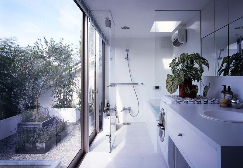 空中庭園に建つ住宅内の浴室