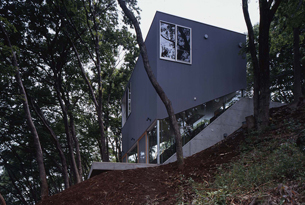 /reform-mitsumori/木々に囲まれた傾斜地にたつ住宅