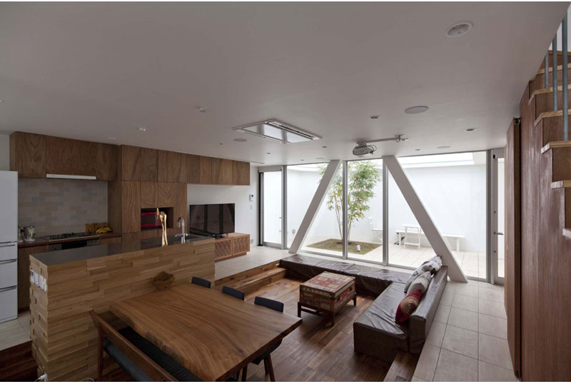/reform-mitsumori/掘込まれたLDKはソファと中庭床の高さを揃え、中庭と連続するように構成している。