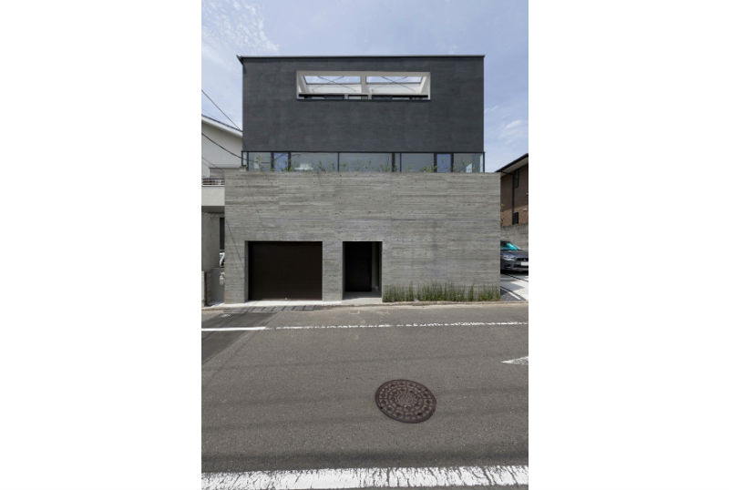 /reform-mitsumori/階段状の地形の様なLDKと中庭はRC杉板型枠の壁により包まれている。