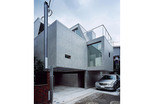 /reform-mitsumori/敷地全体を囲うコンクリート壁の外観