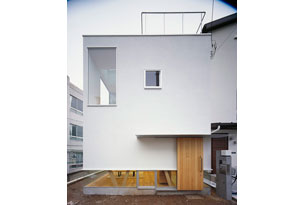 /reform-mitsumori/木製トラス構造によって建物全体が持ち上げられた外観
