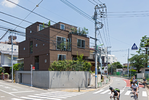 /reform-mitsumori/庭とボリュームが立体的に積み上げられた外観