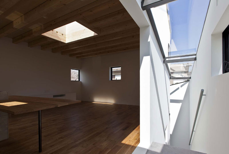 /reform-mitsumori/導線空間のガラス屋根からの取り入れられる光を間接光として室内へ取り込んでいる