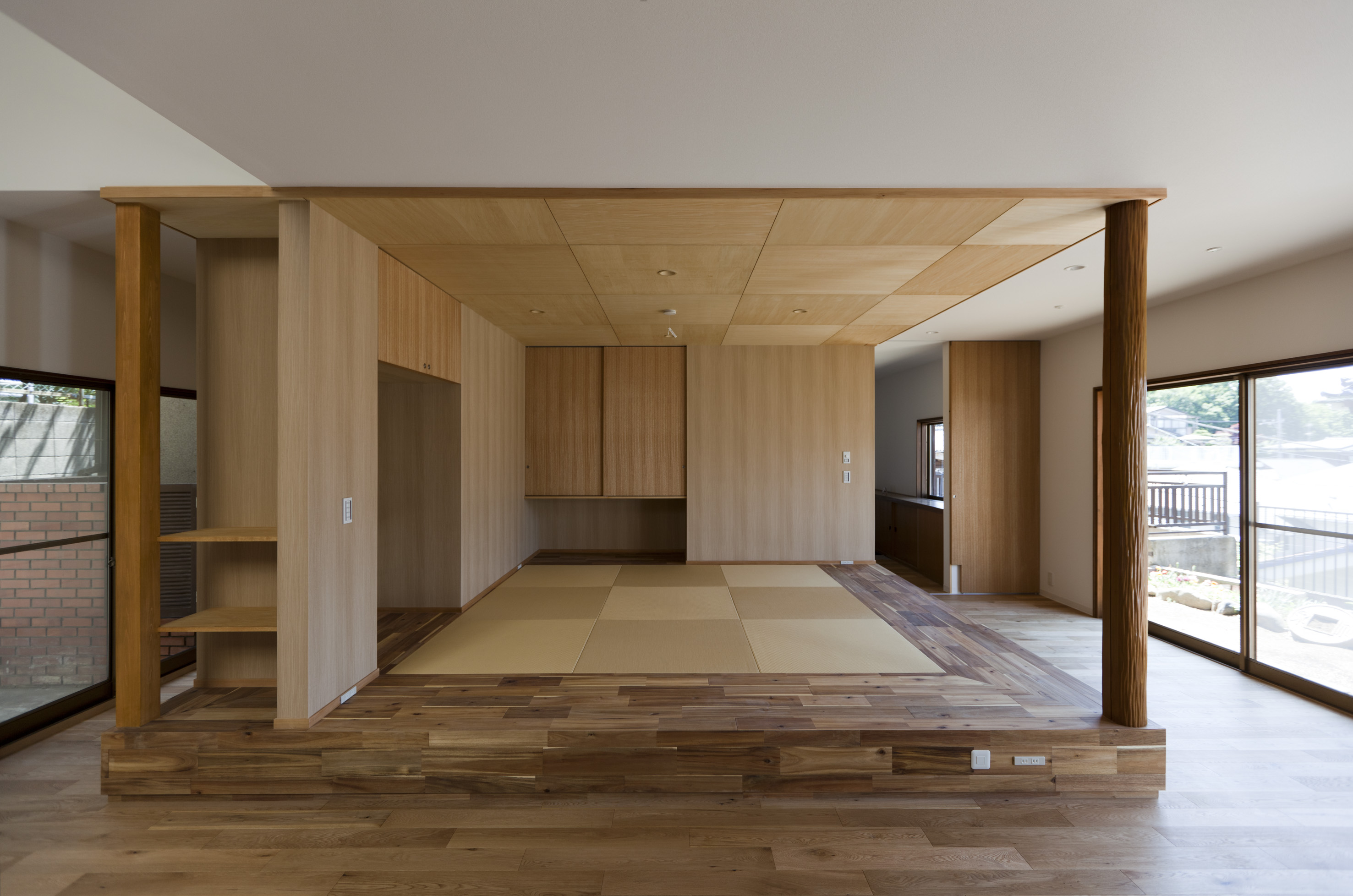 /reform-mitsumori/既存の丸柱等、当初の雰囲気を活かしたオープンな和室には家族が自然と集まる。