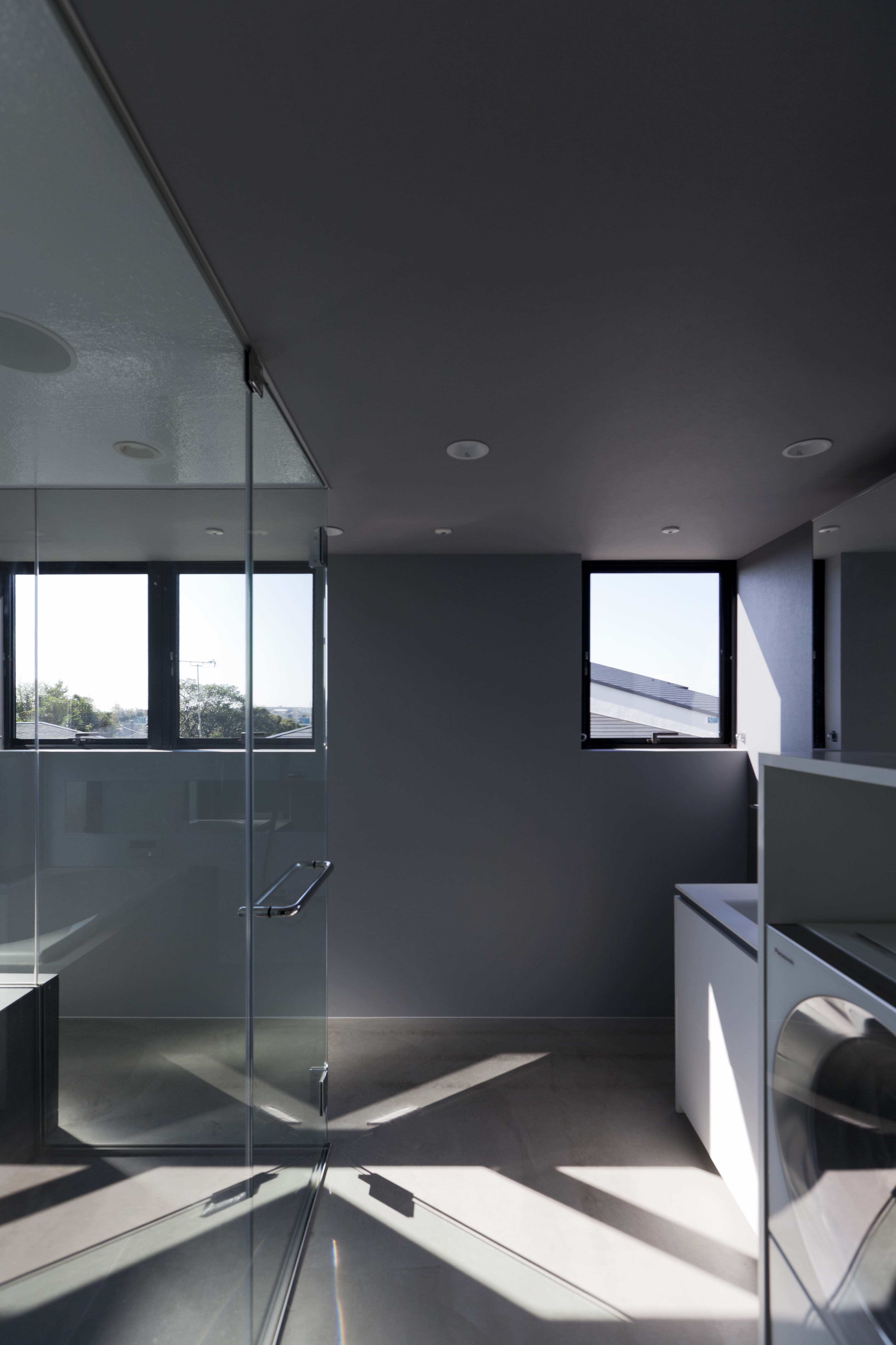 敷地下段にある隣家より上に窓を配置することで、光と眺望を室内に取り入れた浴室