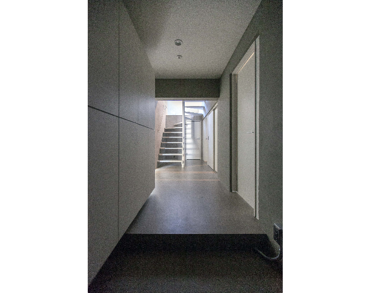 階段室から光が降り注ぐ玄関