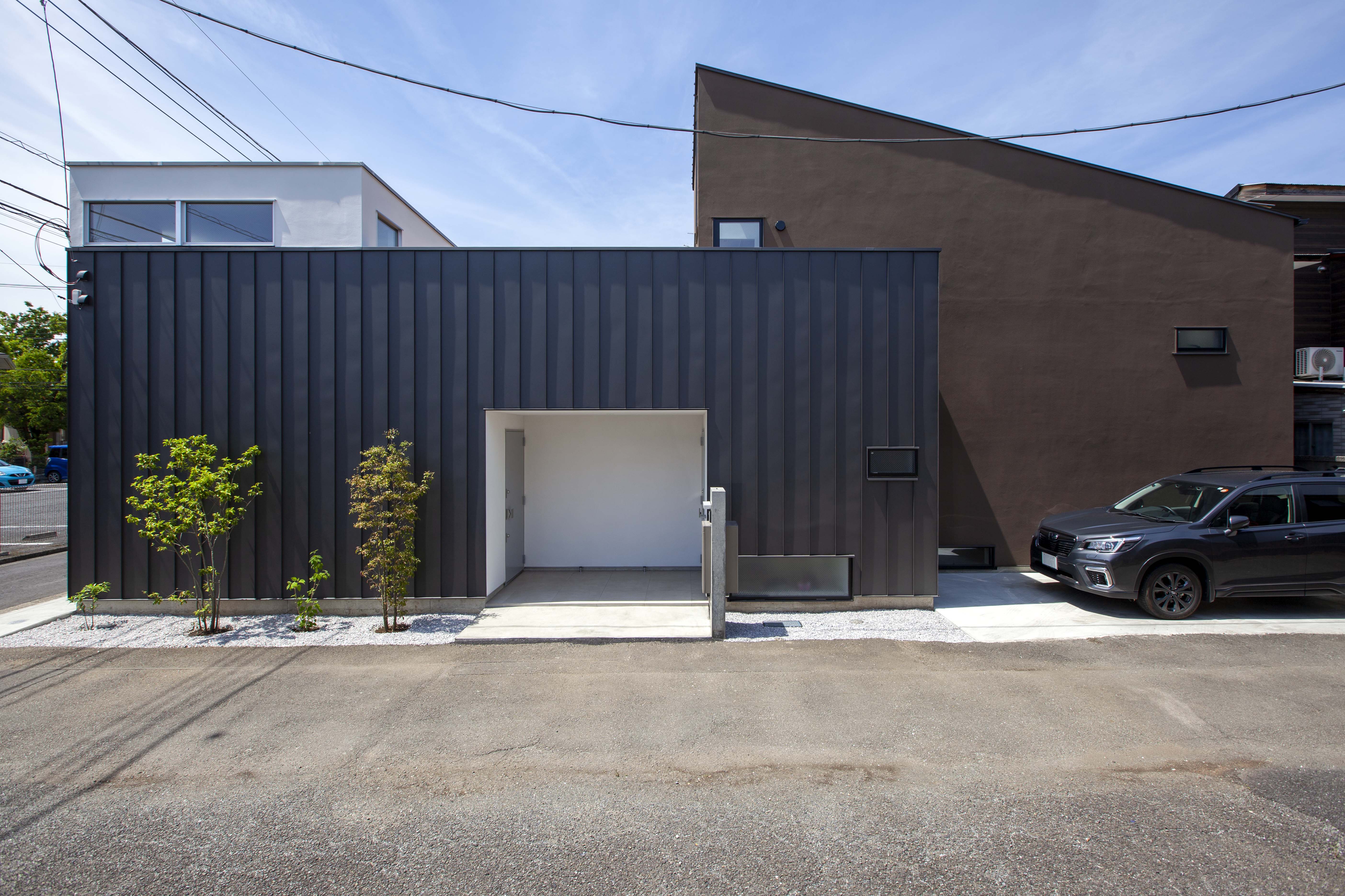 /reform-mitsumori/ガレージと居住スペースが別棟の様に配置された外観