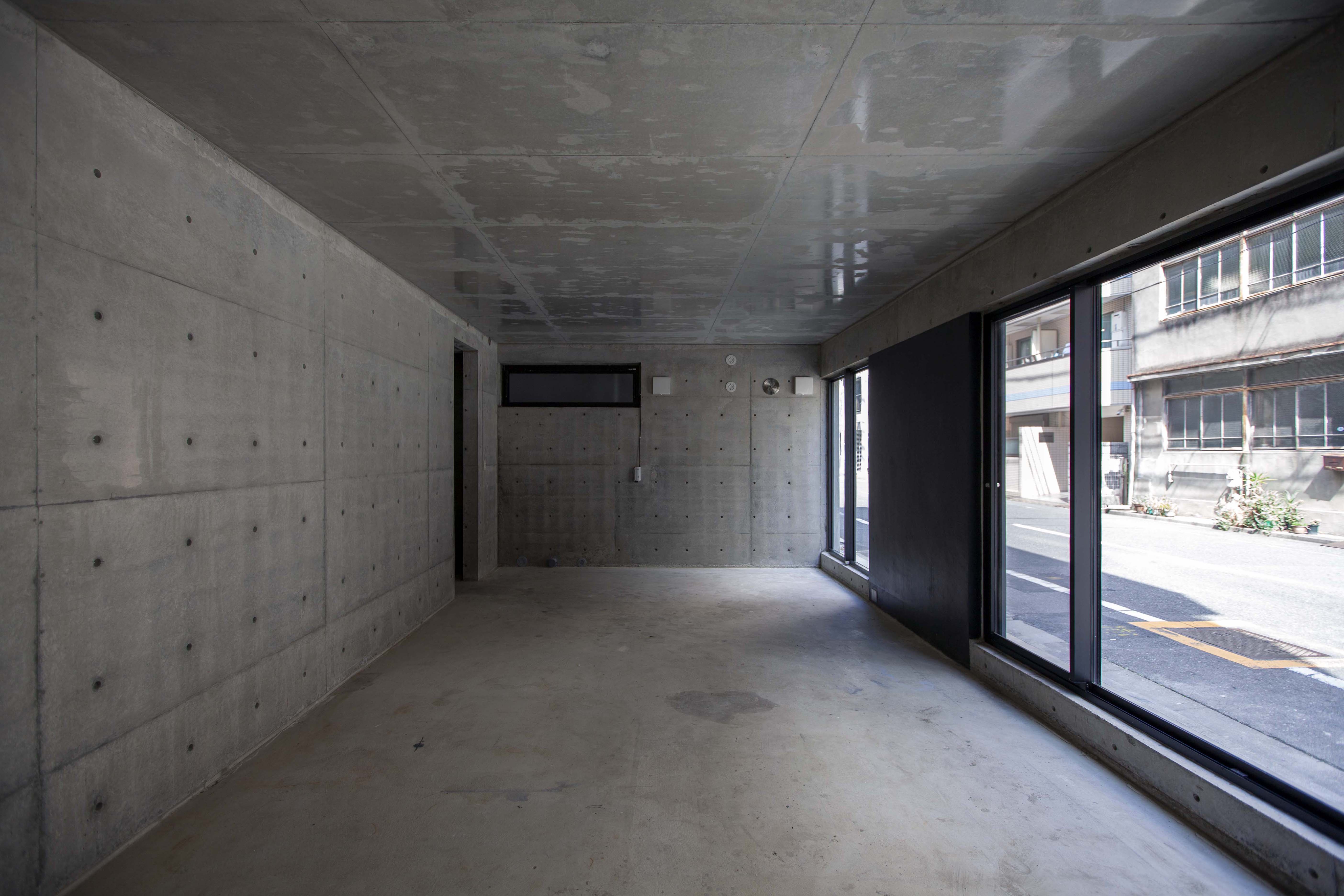 北側道路に大きな開口部を設けた1FのRC打放しの貸店舗スペース