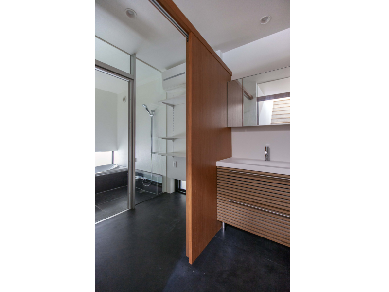 2Fの共用水廻りは時間の重なりを考慮し、脱衣室と洗面室に分けている