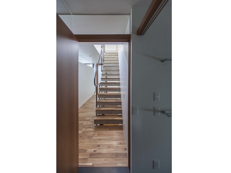 上階からの光が通り抜ける2Fの跳ね出し階段