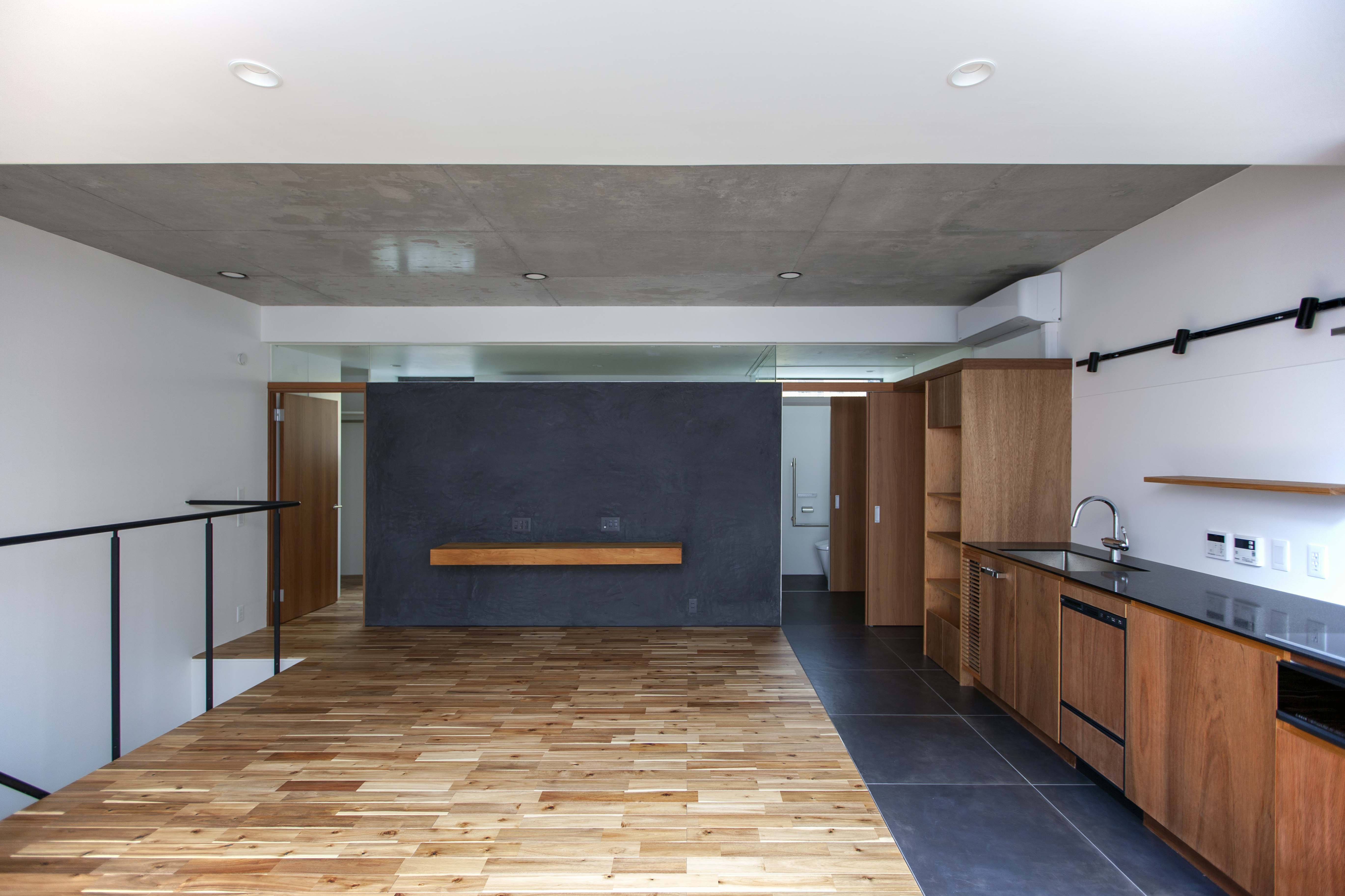 中庭の光は住戸の間仕切り上部の欄間を通して、室内全体に光を行き渡らせている