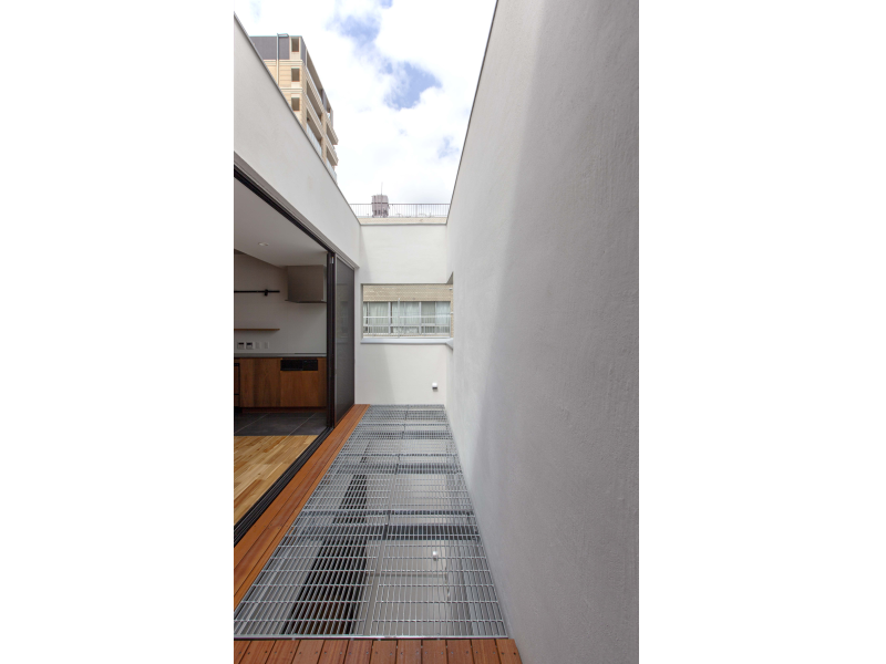 中庭の床をグレーチングとすることで、2Fに光と風をもたらしている