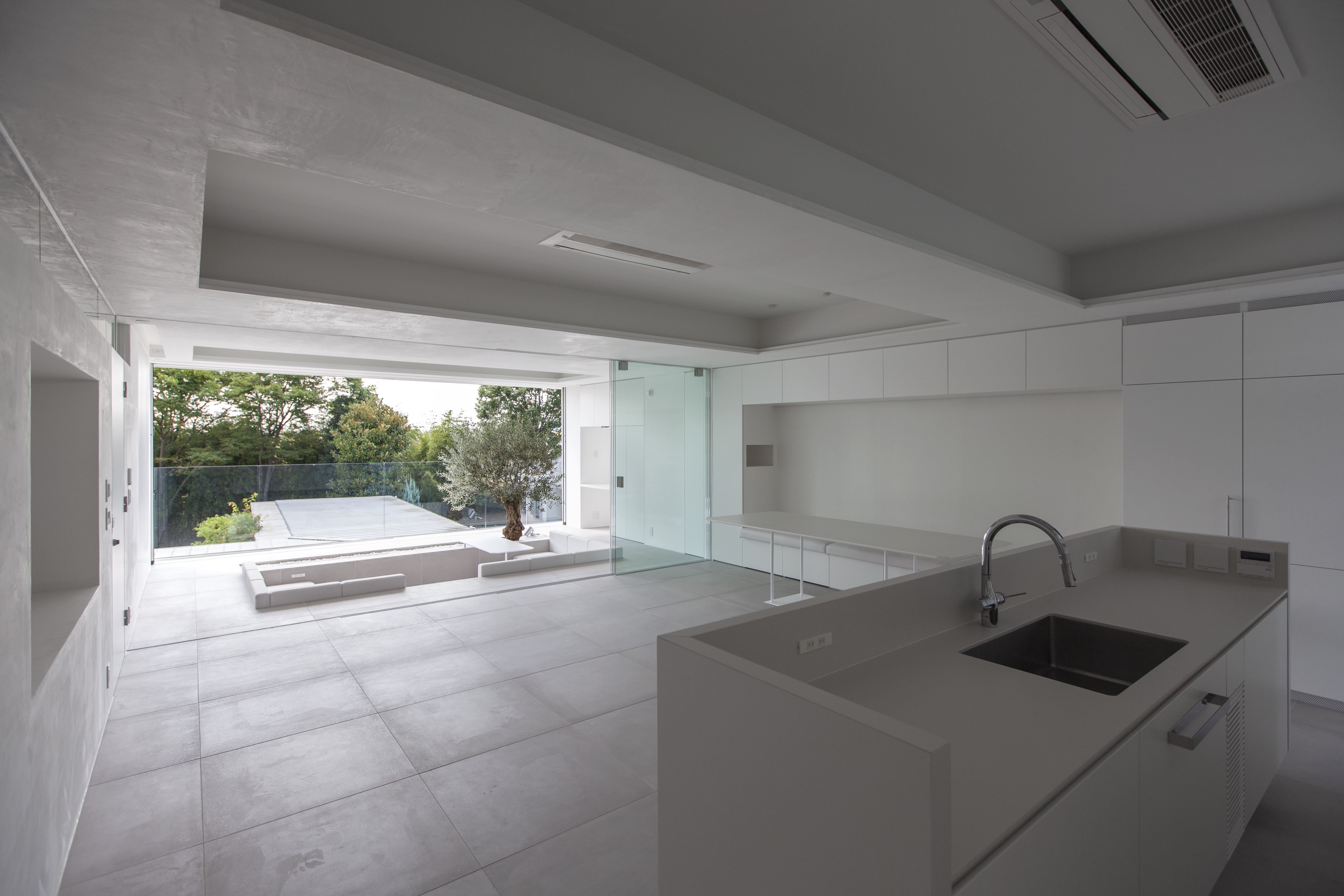 インナーテラスの花壇に植えられた古木のオリーブも外部へのつながりを強めている