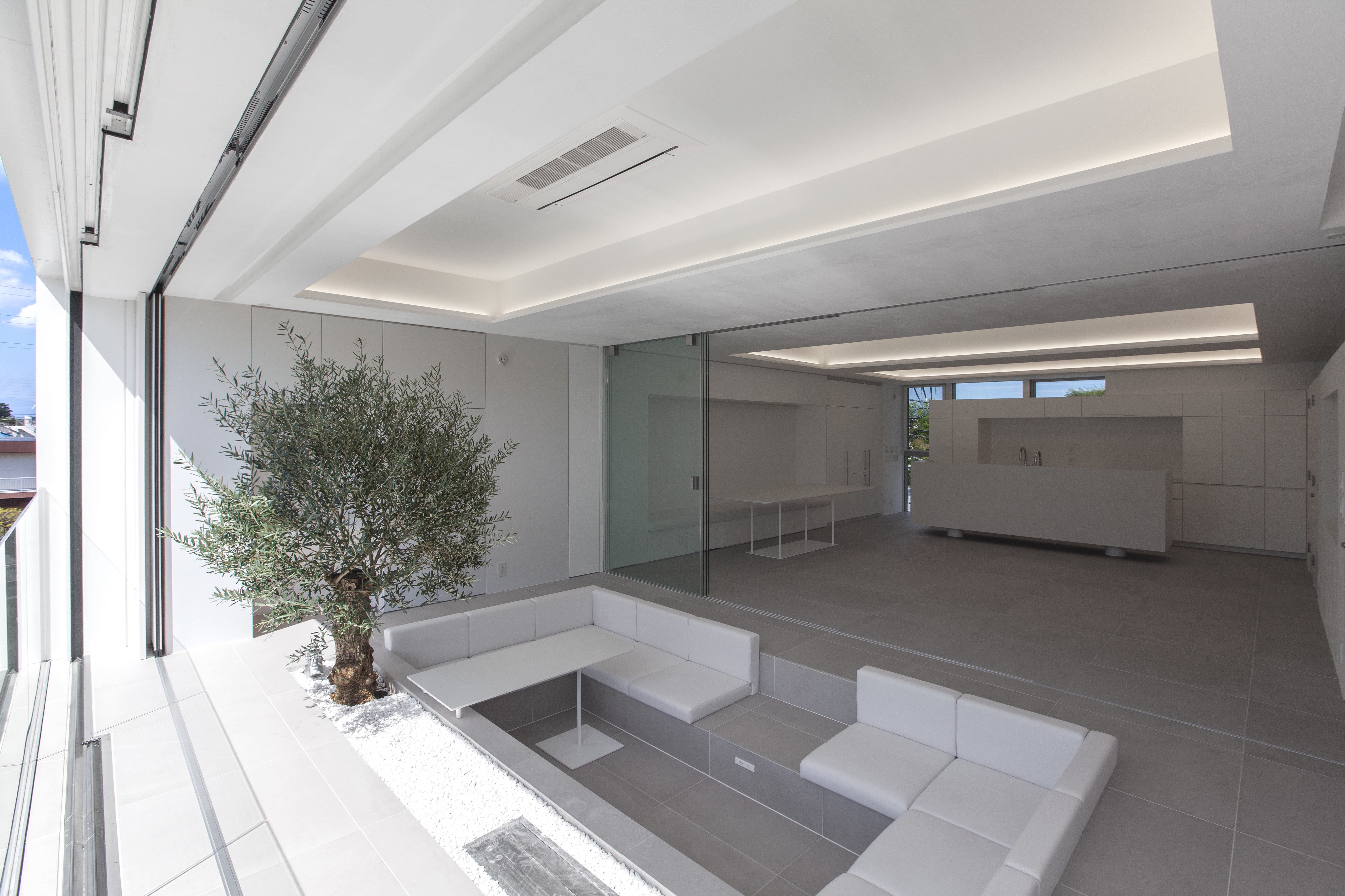 床暖房、シートヒーター、暖炉、ACが設置され一年中快適に利用できるインナーテラス