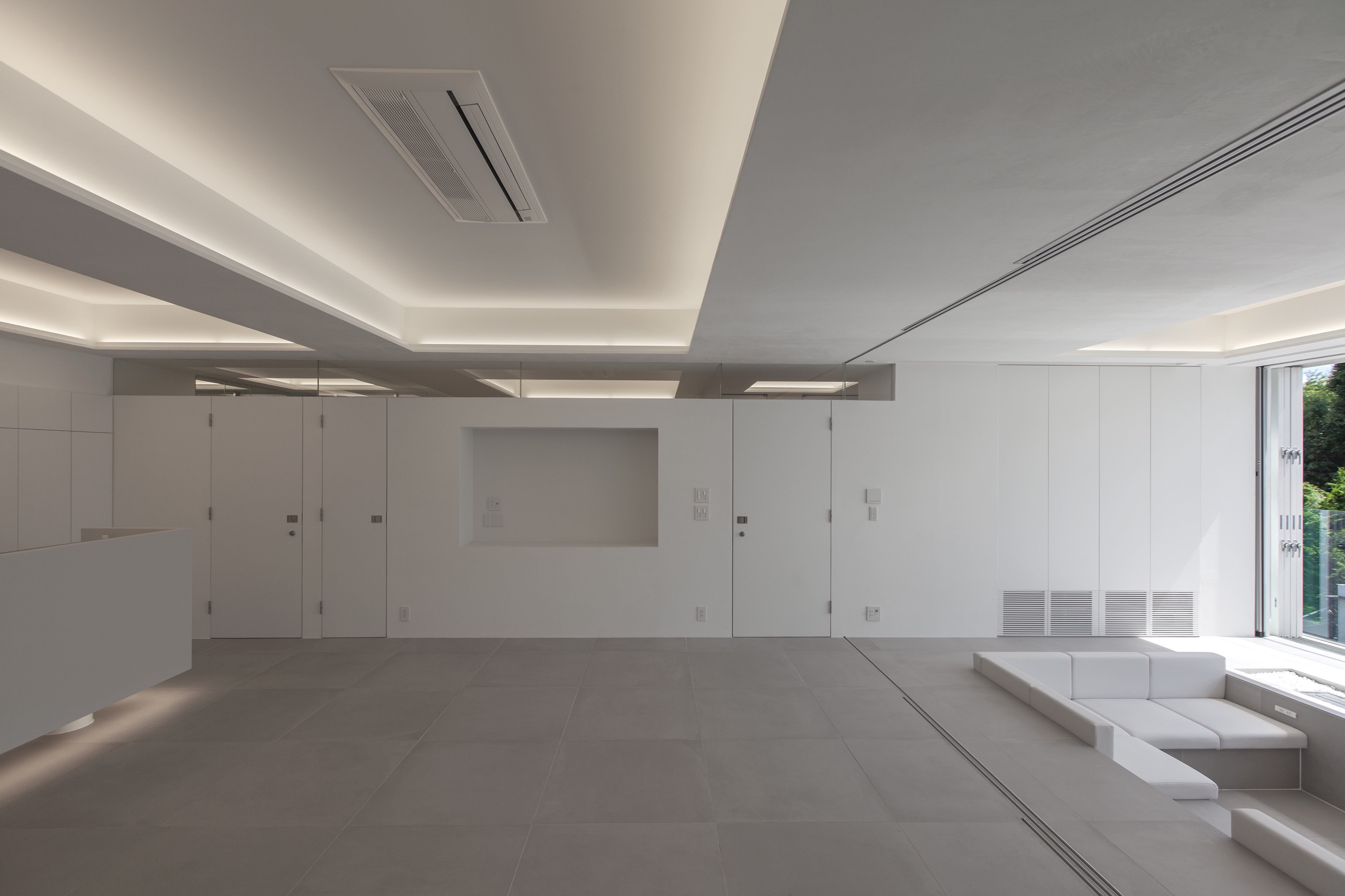 全体を白系統の色彩で統一し、自然光と間接照明によってそれぞれの素材感が際立つ空間