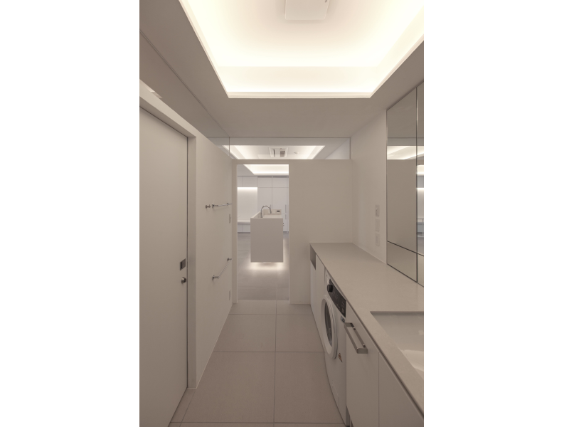 既存の梁を隠しながら天井高さを確保するため、折り上げ天井と間接照明を採用