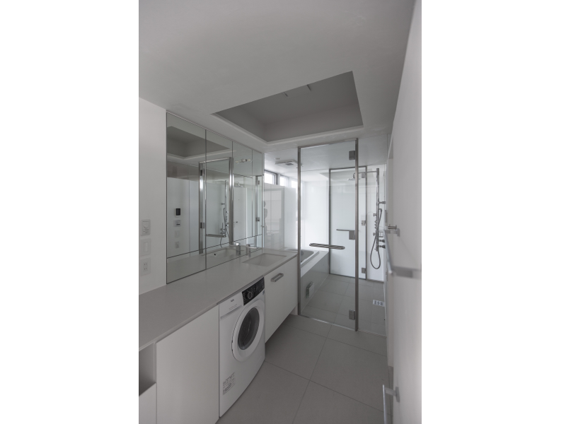 南側インナーテラスと連続する、スチームサウナ付きの浴室