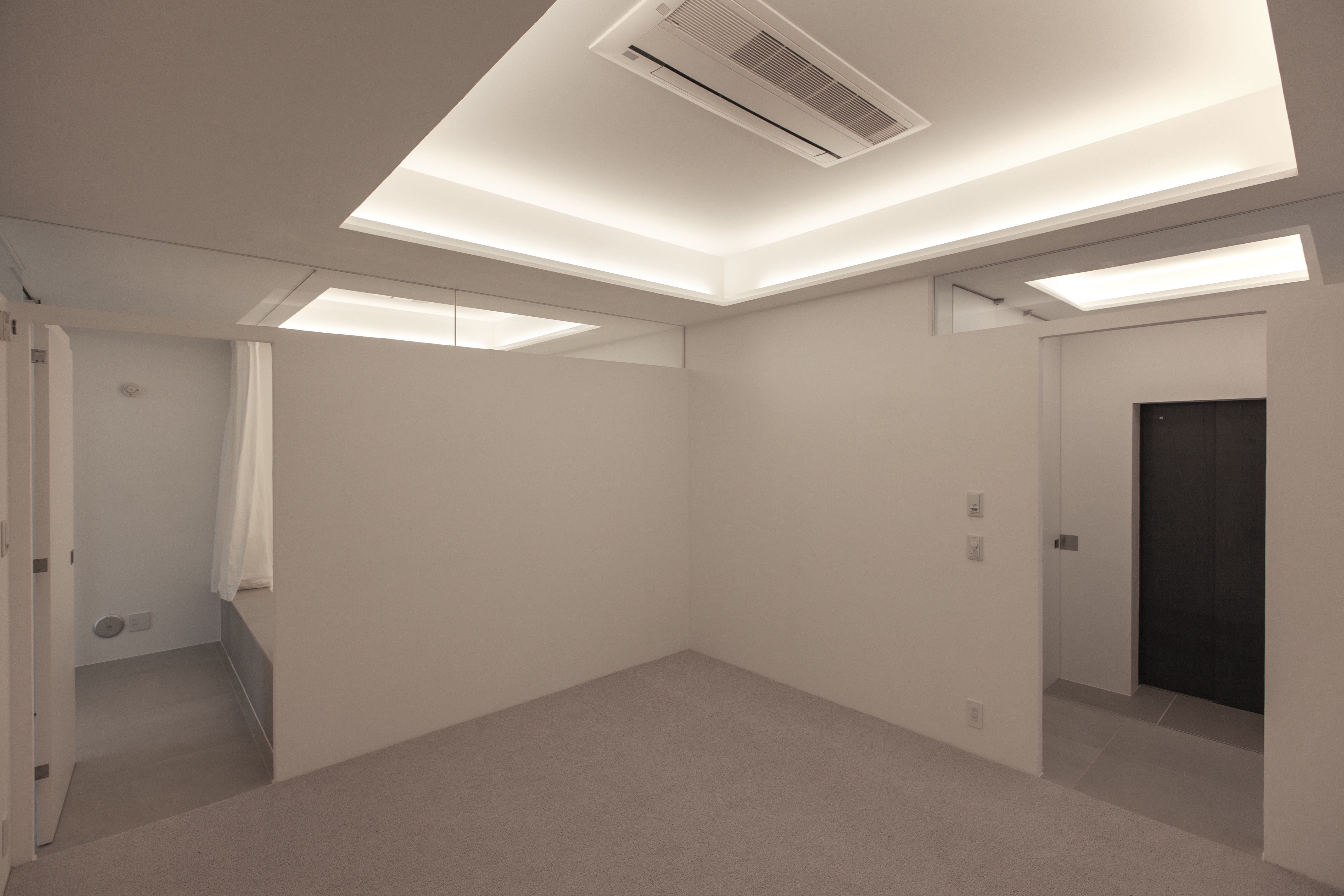 欄間で各部屋とつながるウォークインクローゼット