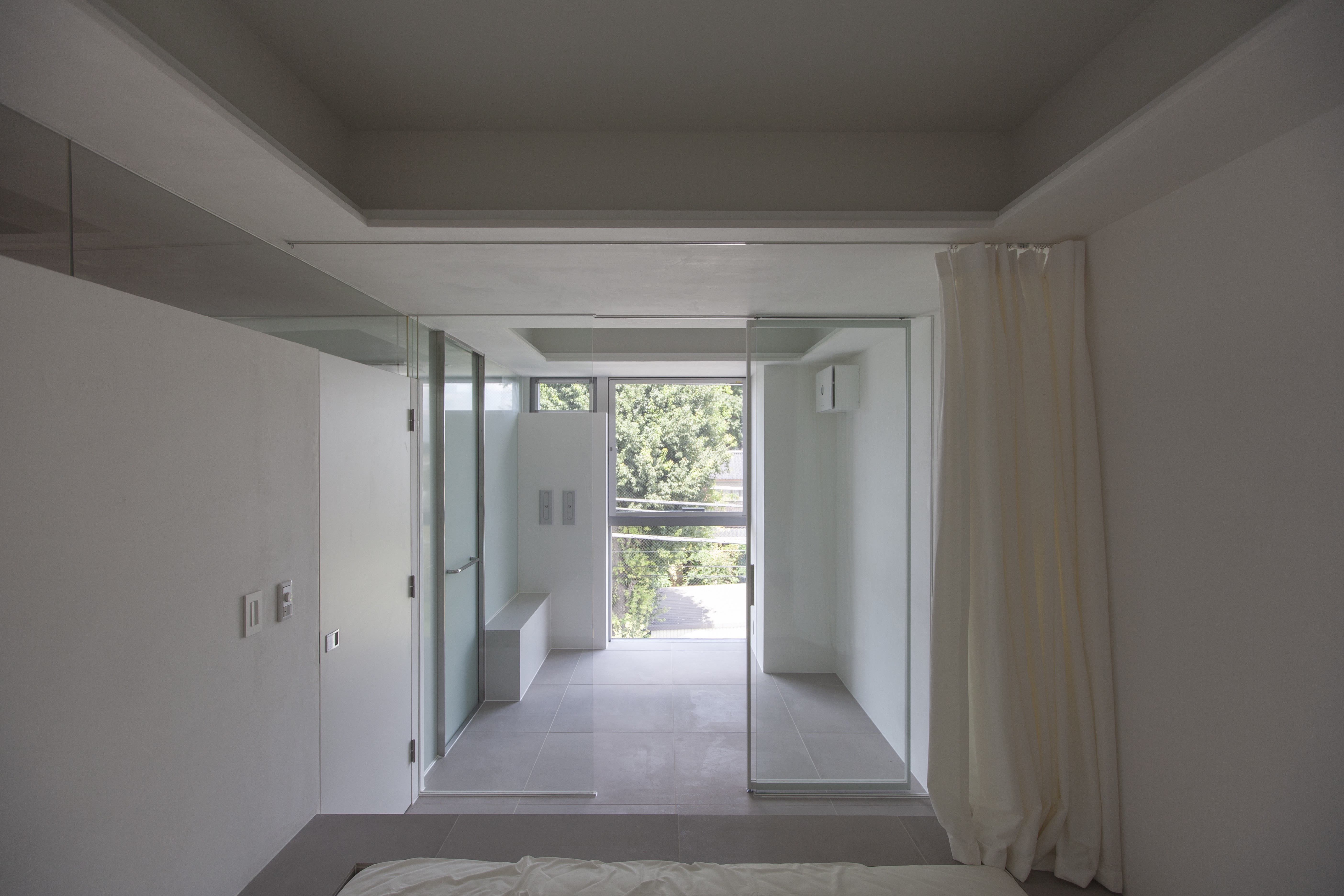 南側インナーテラスは寝室への採光を確保し、ランドリースペースにもなる