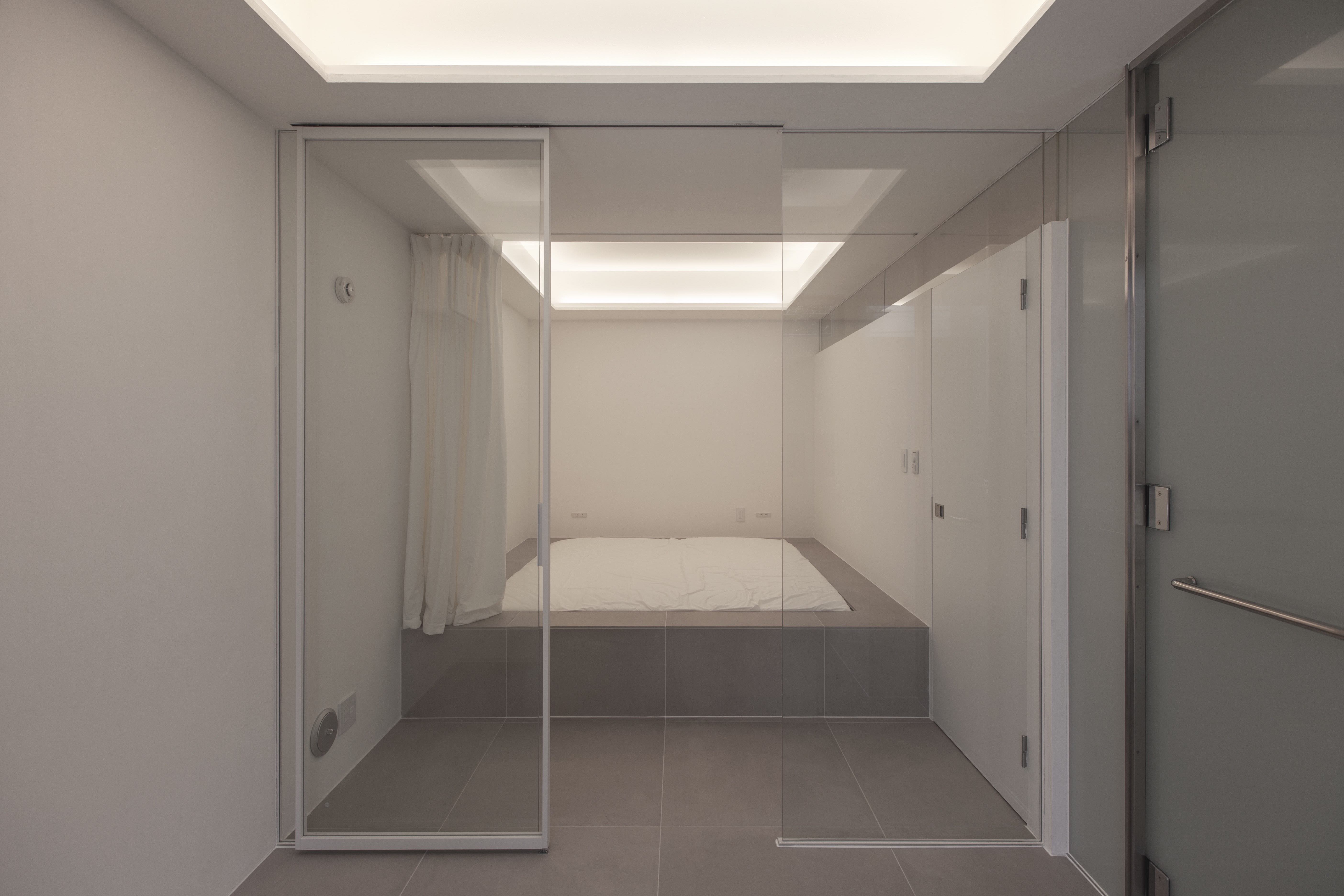 小上りにマットレスを埋め込んだ寝室