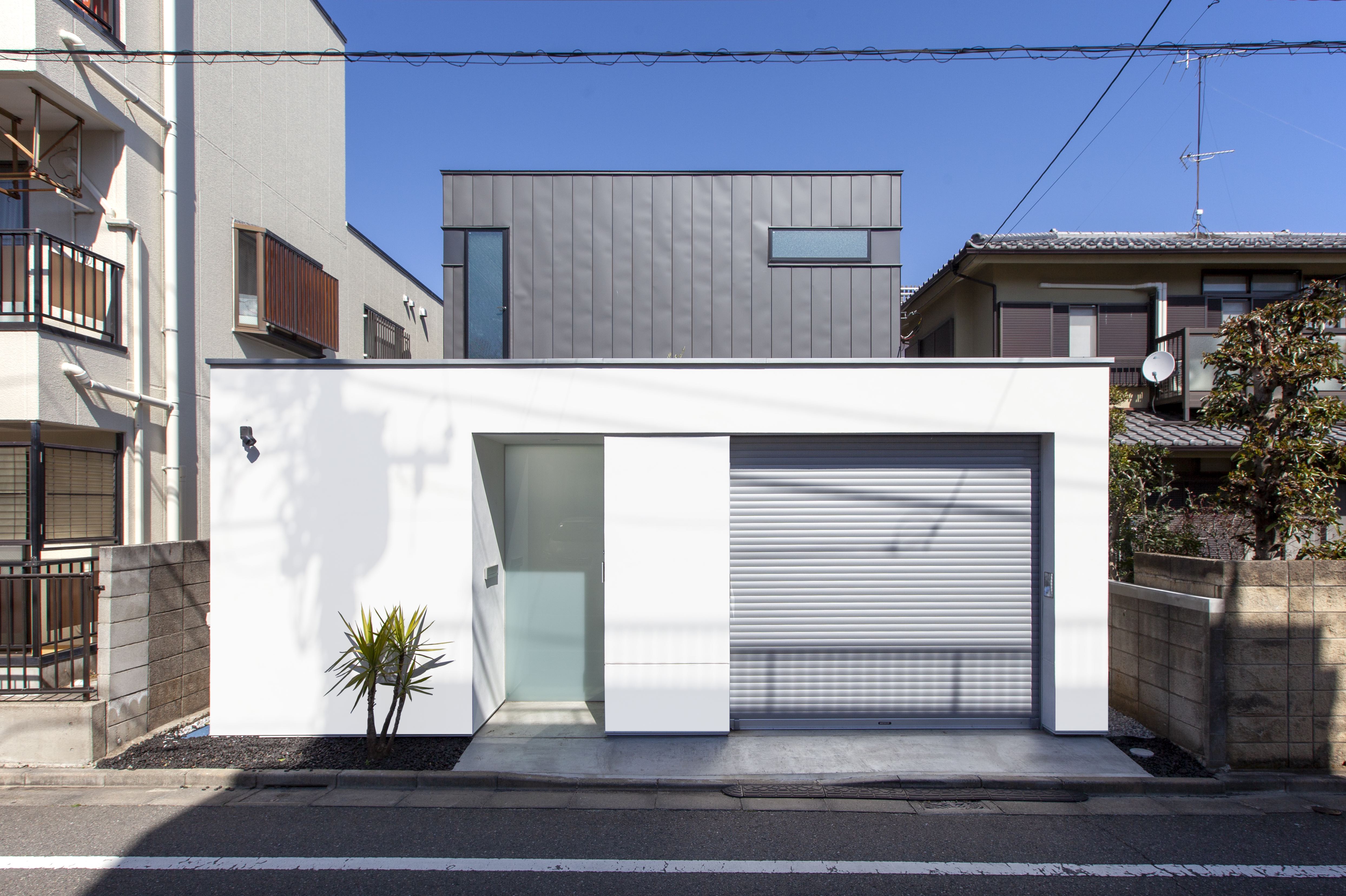 1Fは2つの中庭ごと外壁で囲い、プライバシーの高い外観となっている