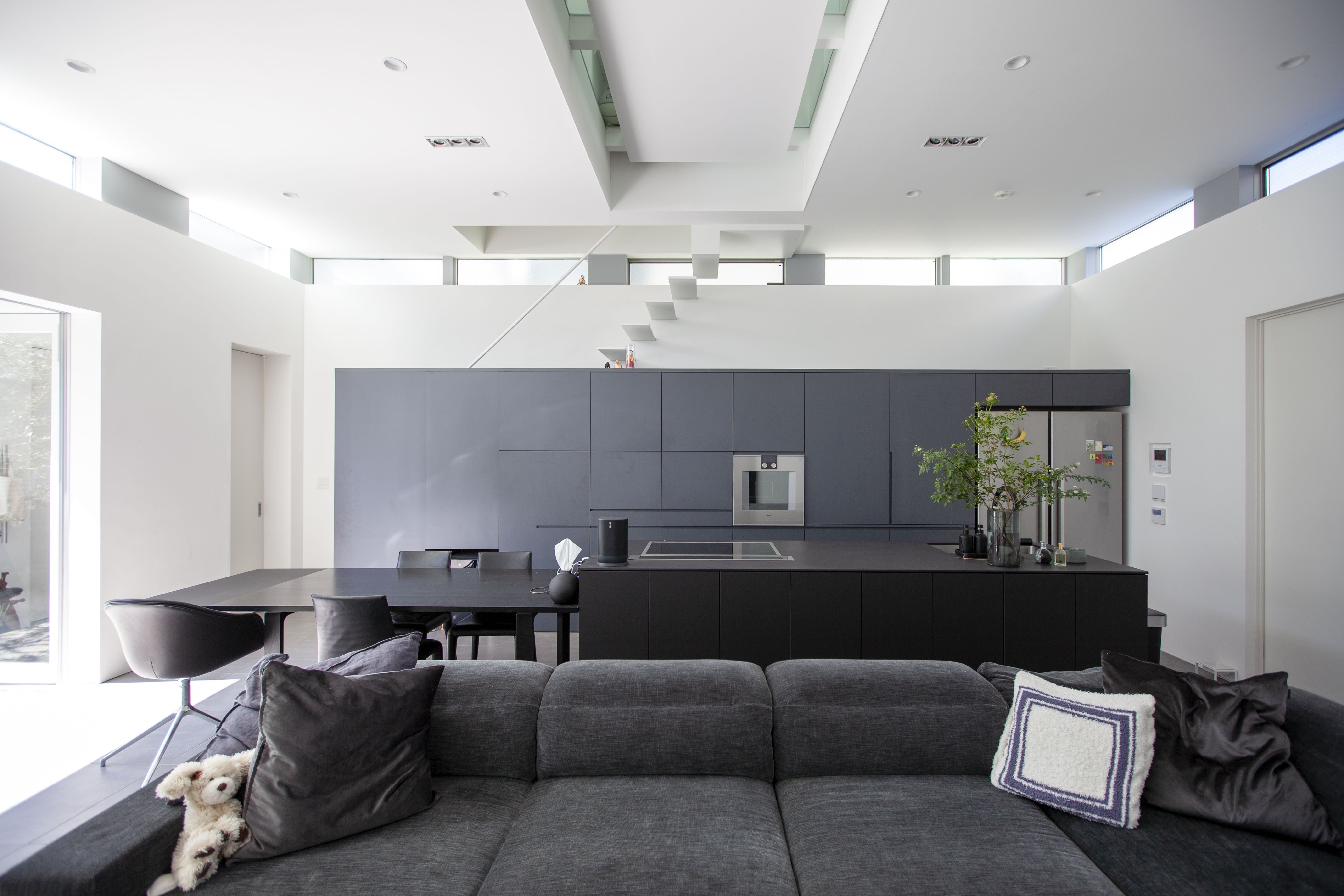 南側の中庭、4周のハイサイド、2Fのガラス床から光が降り注ぐ開放感のあるLDK