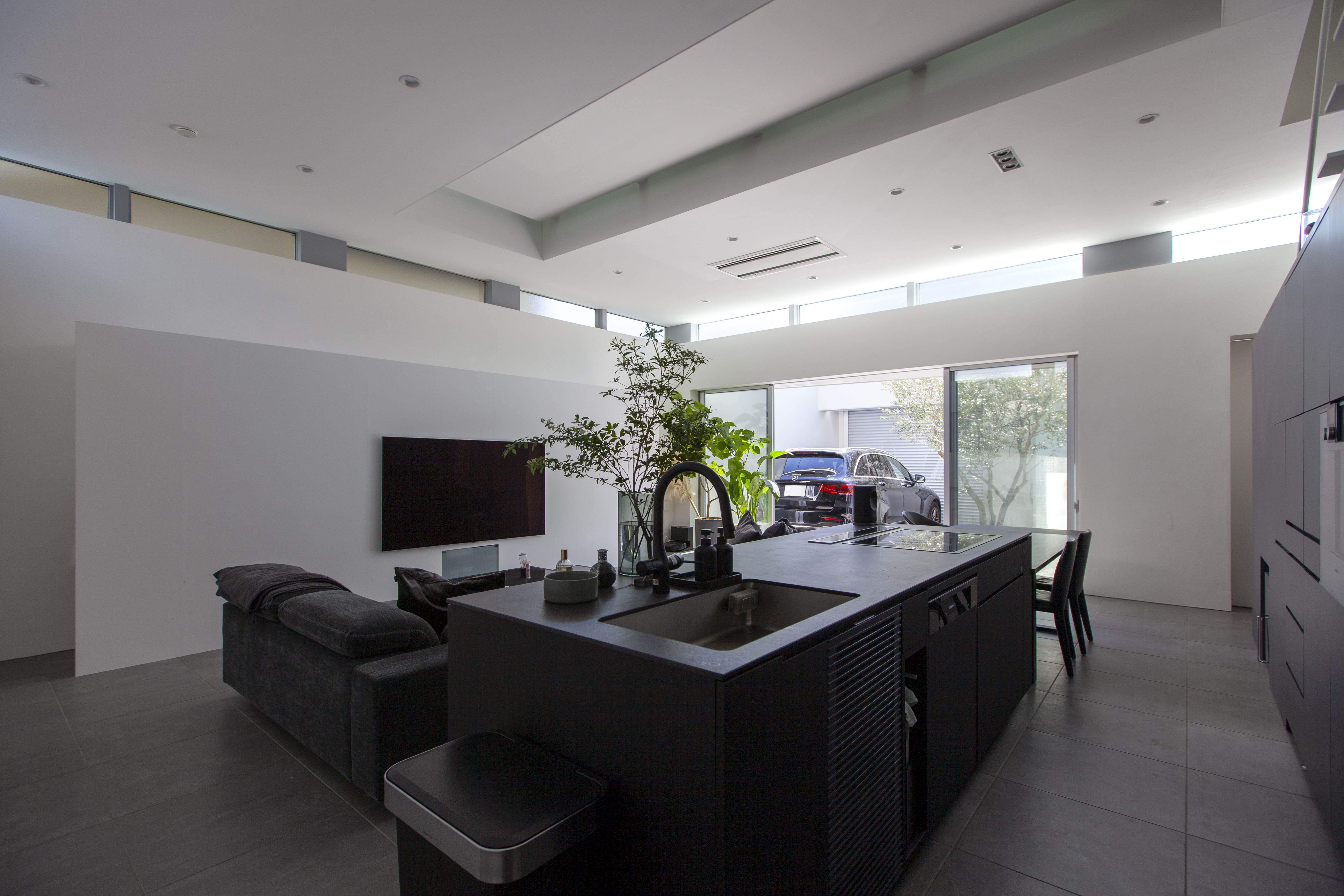 キッチン背面とTV背面の壁面収納が生活感の出ないLDKを成立させている