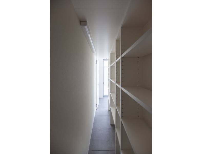 TV背面の壁面収納、一部犬小屋となっている