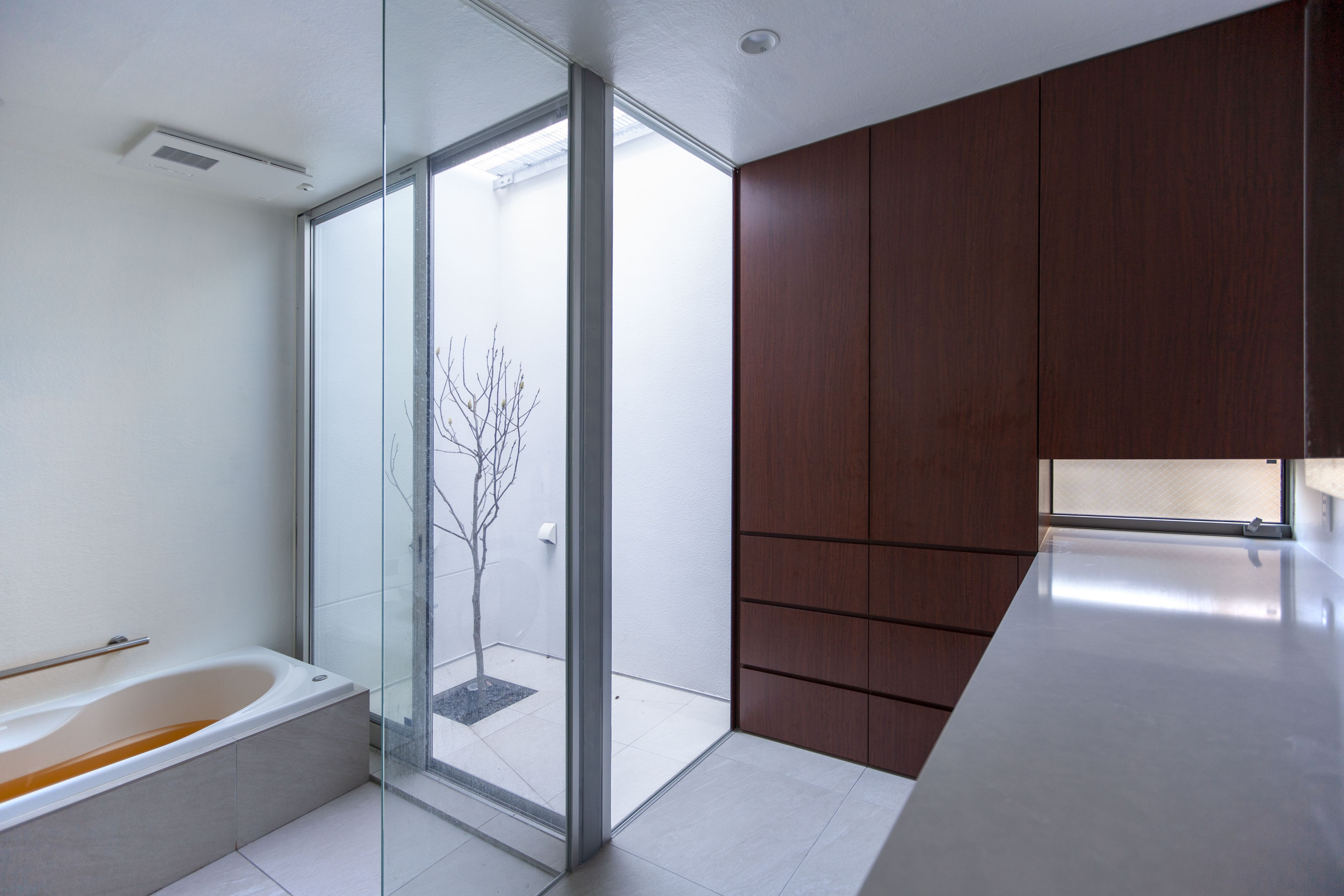 中庭のある風通しの良い浴室