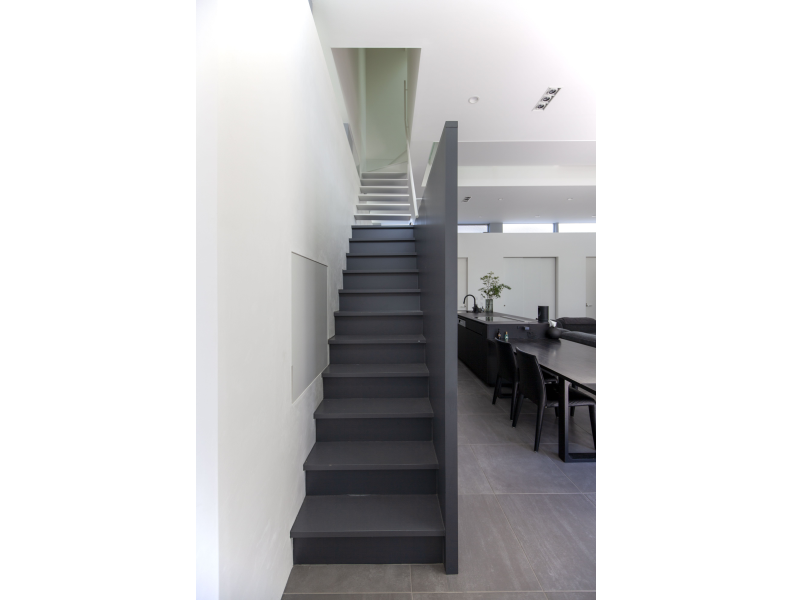 2Fへの階段には犬用のガード扉を設けている