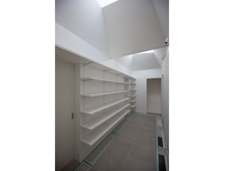 2F共用部にはトップライトを設け、ガラス床を通して1FLDKに光を落としている