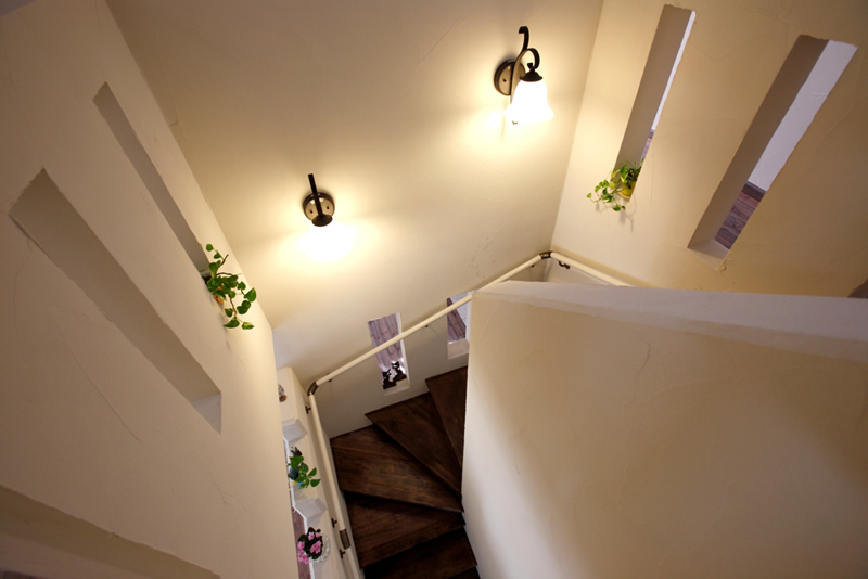 階段室：四方に光と風が差し込むようにスリットを設ける。 