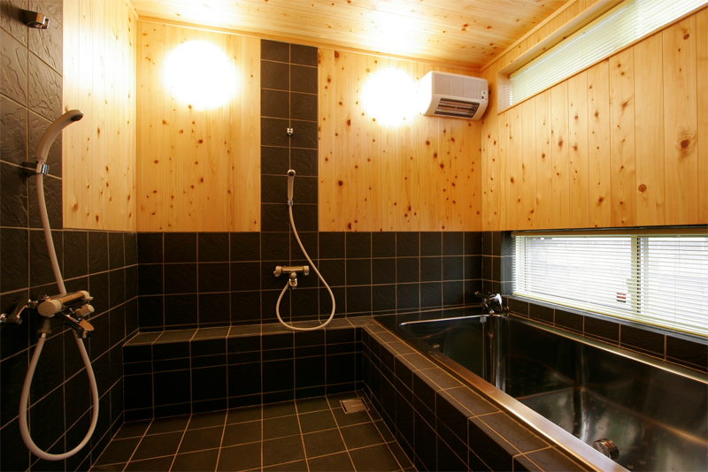 ４帖ある檜の香る浴室・１ｍｘ２ｍ特注浴槽