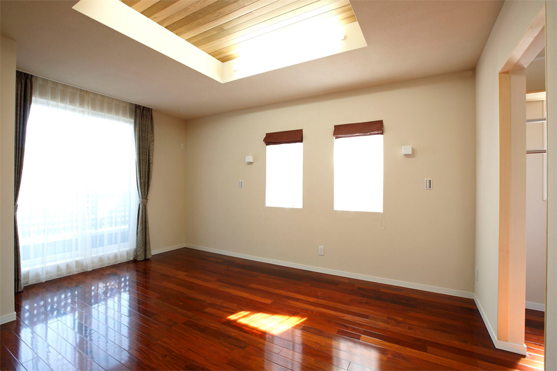 寝室：織り上げ天井・レッドシダー、珪藻土、床：竹無垢材